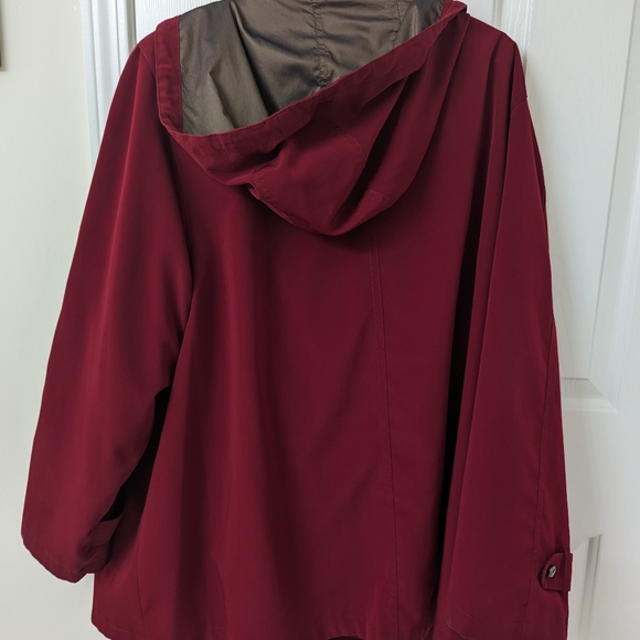 Gallery Woman burgundy water resistant jacket. - Picture 3 of 4